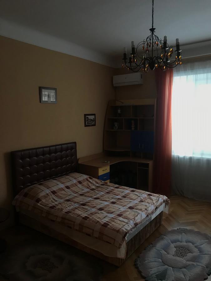 Apartment On Hoholya Street Cernăuți Exterior foto